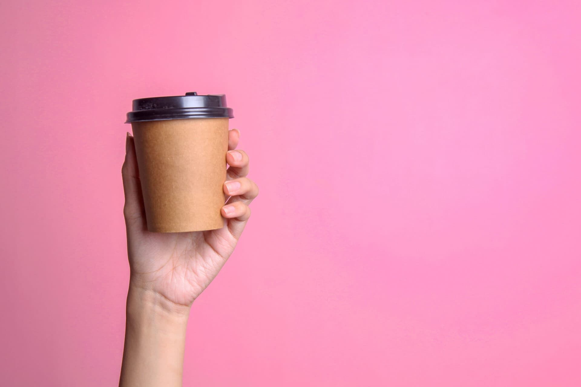 Engangskopper og kaffebægre med logo til kontor og sportsarrangementer
